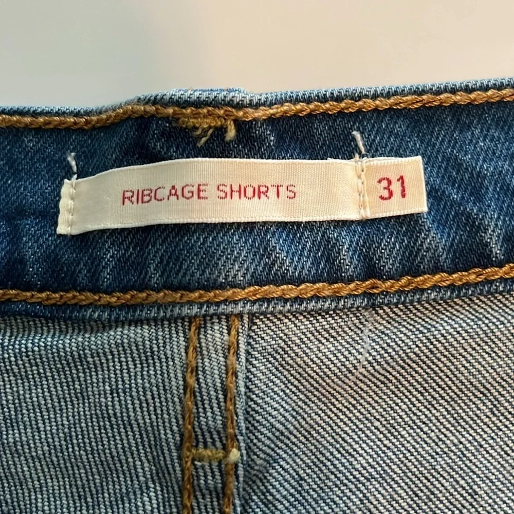 Levi’s Ribcage Shorts High Rise Size 31